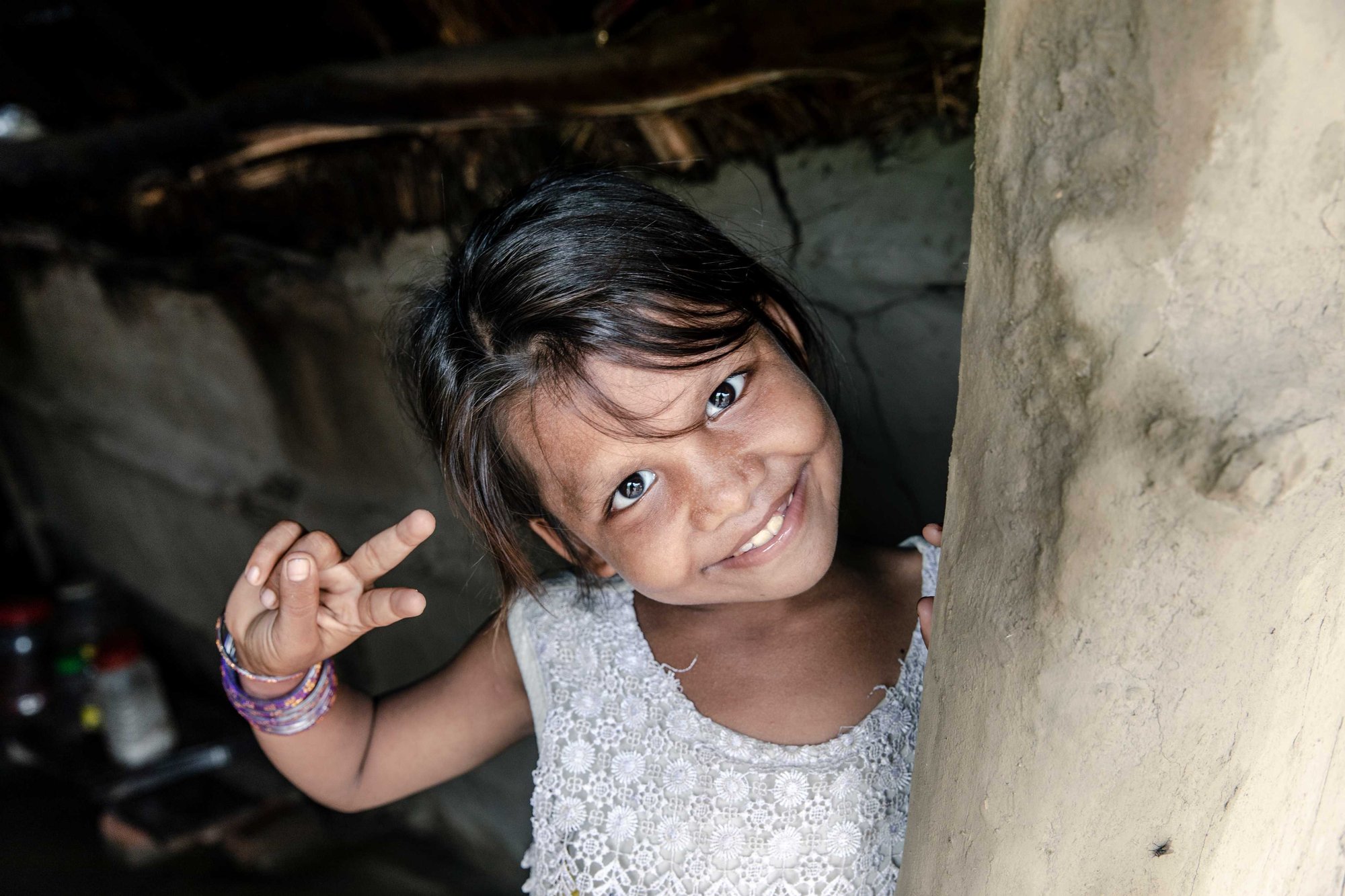 Jong Nepalees meisje lacht naar de camera.