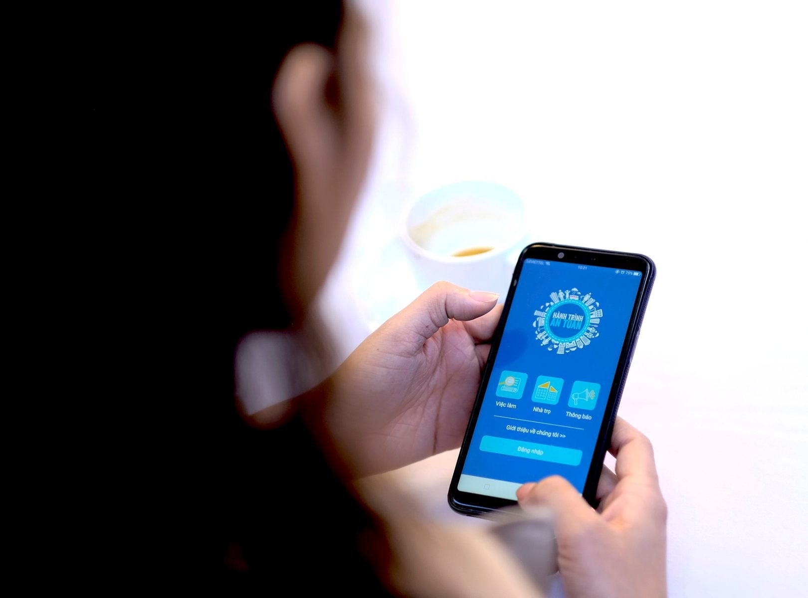 Jeune utilisatrice de la plateforme Safer Cities