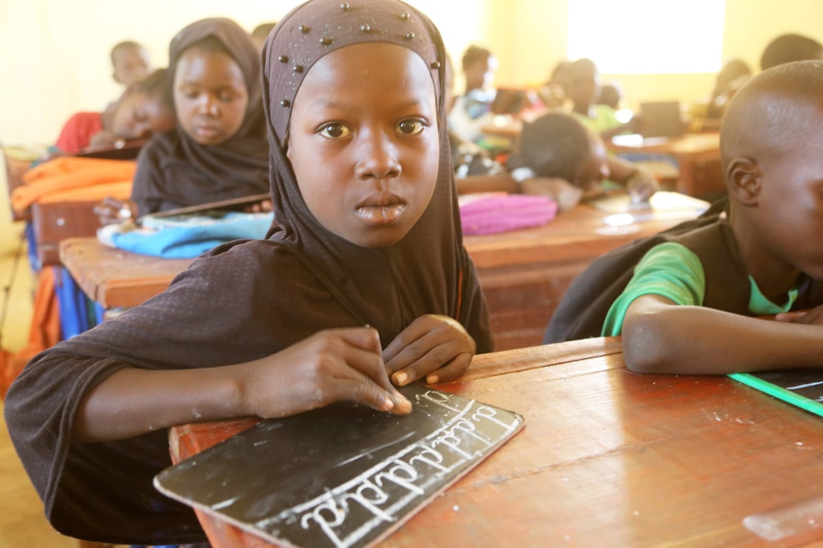 Jeune fille à l'école au Mali