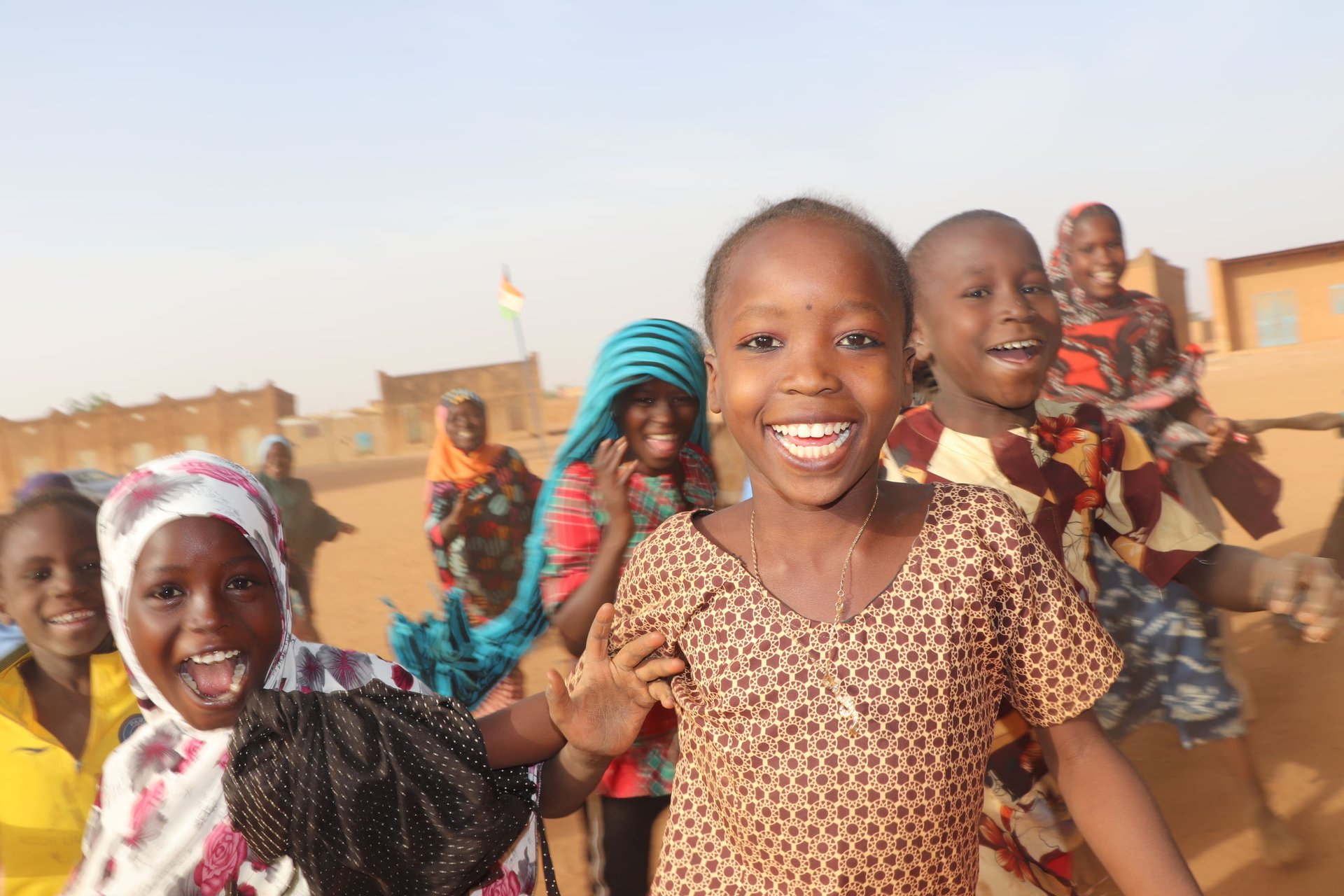 Jonge kinderen die deelnemen aan onze projecten in Niger