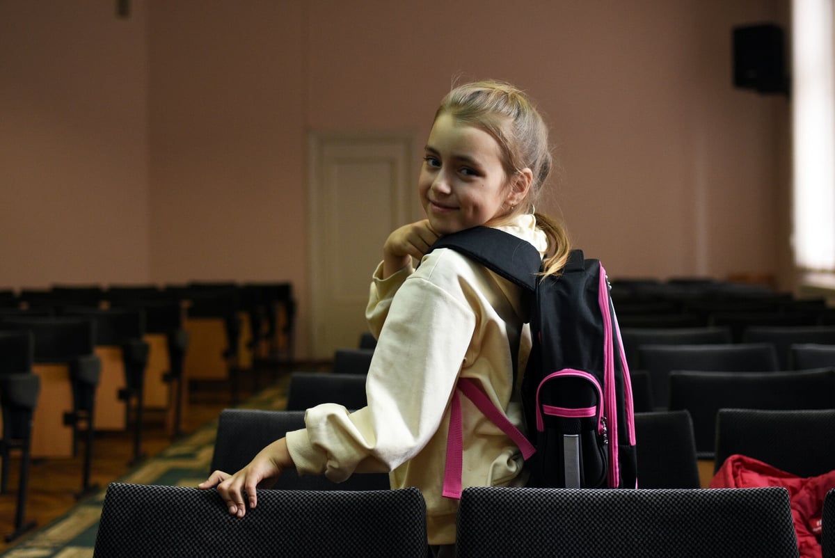 Jeune fille ukrainienne ayant bénéficié d'un kit scolaire et d'hygiène