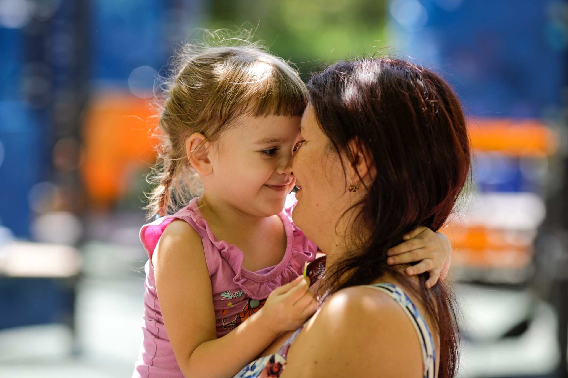 Mère et fille nez à nez 