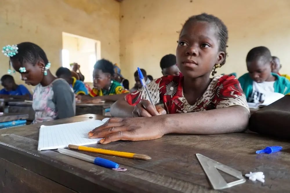 De Malinese Diatou, 11 jaar, zit in de klas. Dankzij het Let's go to school-project kan ze weer naar school