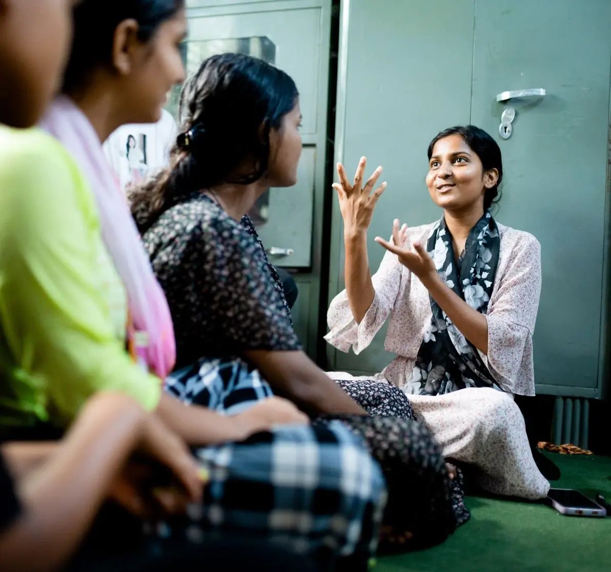 Rahimat sensibilise d’autres filles à leurs droits dans un club de jeunes. 