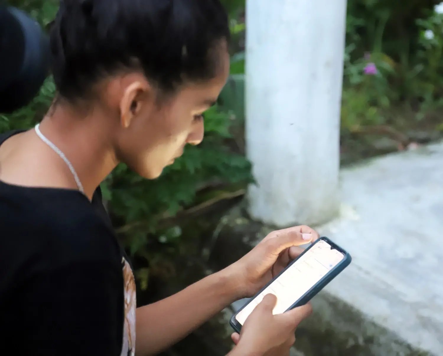 In Nepal informeert Regina zich over online geweld met behulp van een tool ontwikkeld door Plan International. 