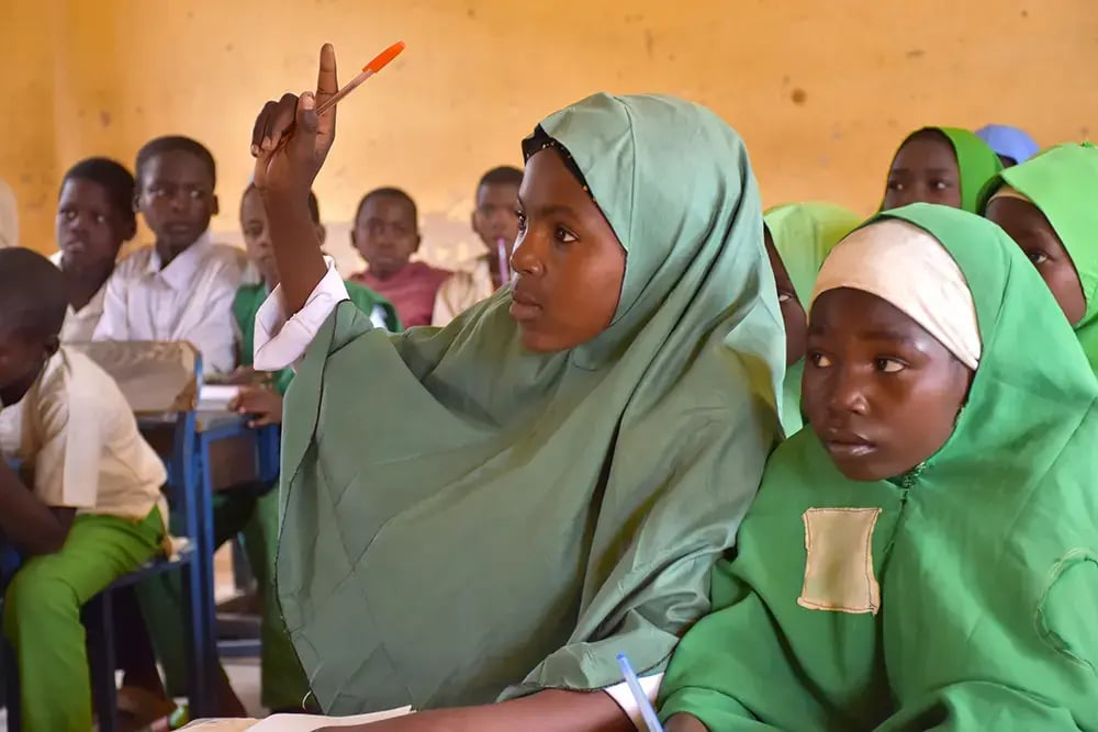 Aisha a pu retourner sur les bancs de l’école après avoir passé une enfance déscolarisée au Nigeria. 