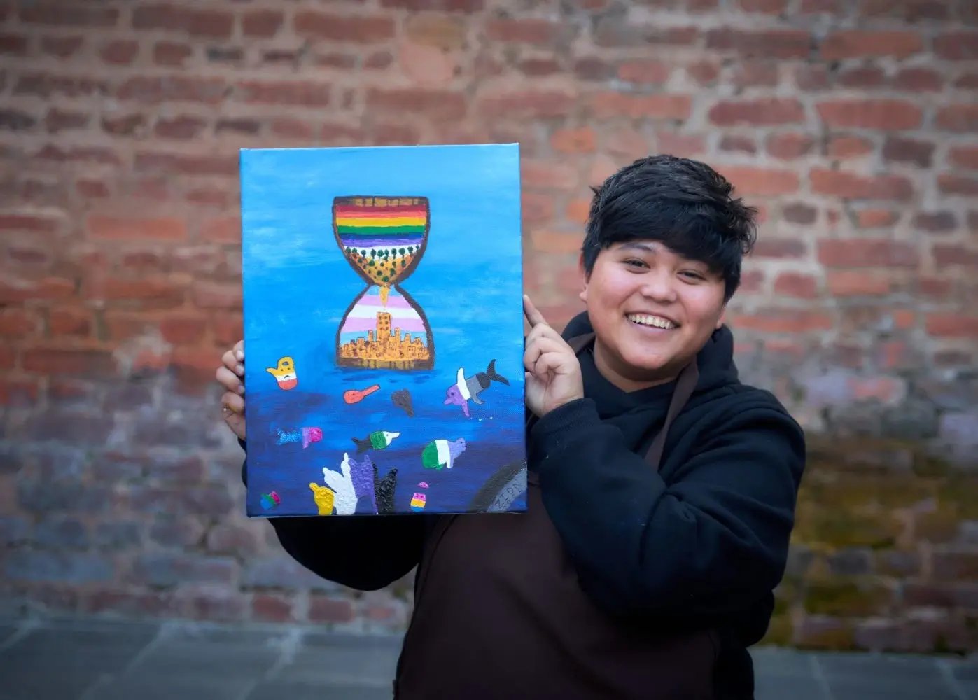Zion, een non-binaire persoon uit Nepal, gebruikt schilderijen om leeftijdsgenoten bewust te maken van genderdiversiteit en de invloed van klimaatverandering op de lgbtqia+-gemeenschap.