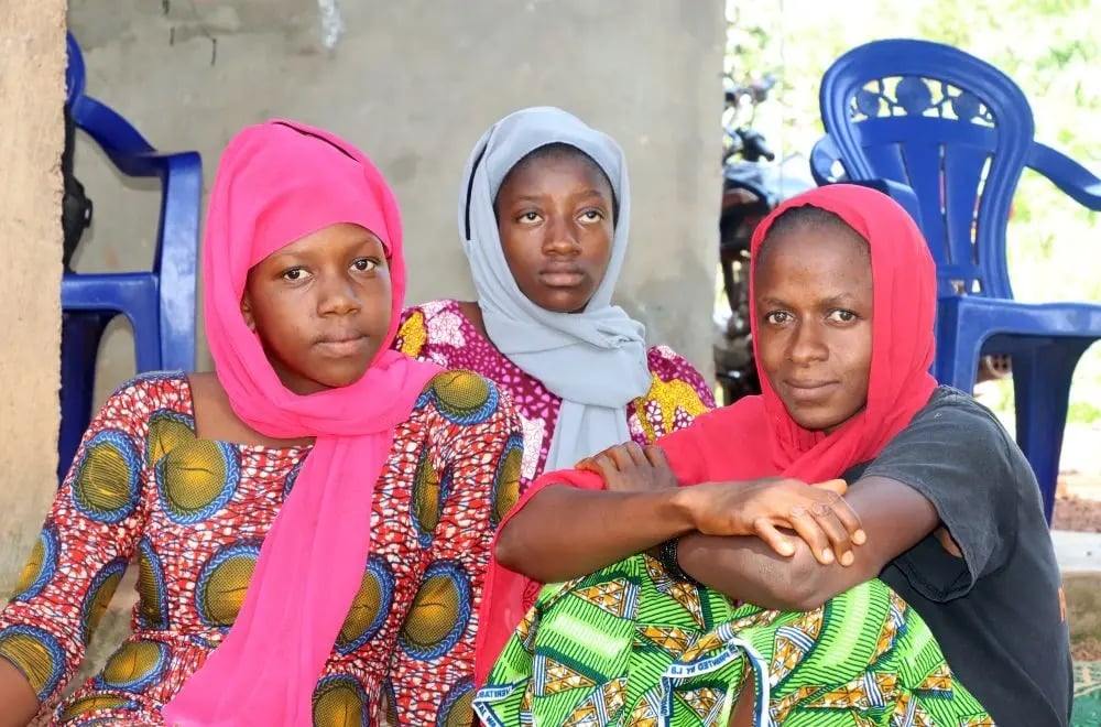 Marlyatou est assise avec d’autres filles dans un Safe Space en Guinée.
