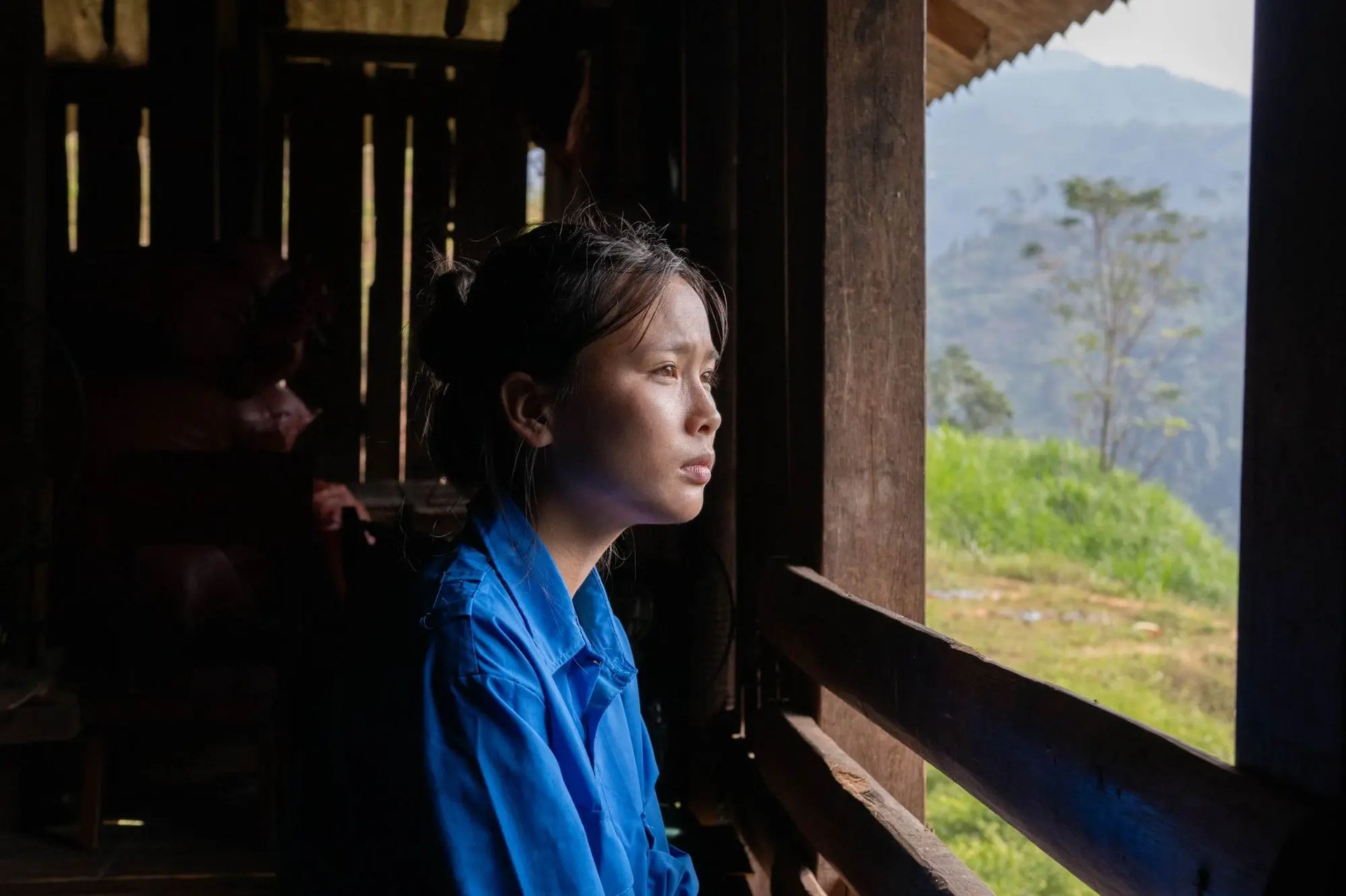 Ngân, 15 ans, regarde par la fenêtre et réfléchit à son avenir. 