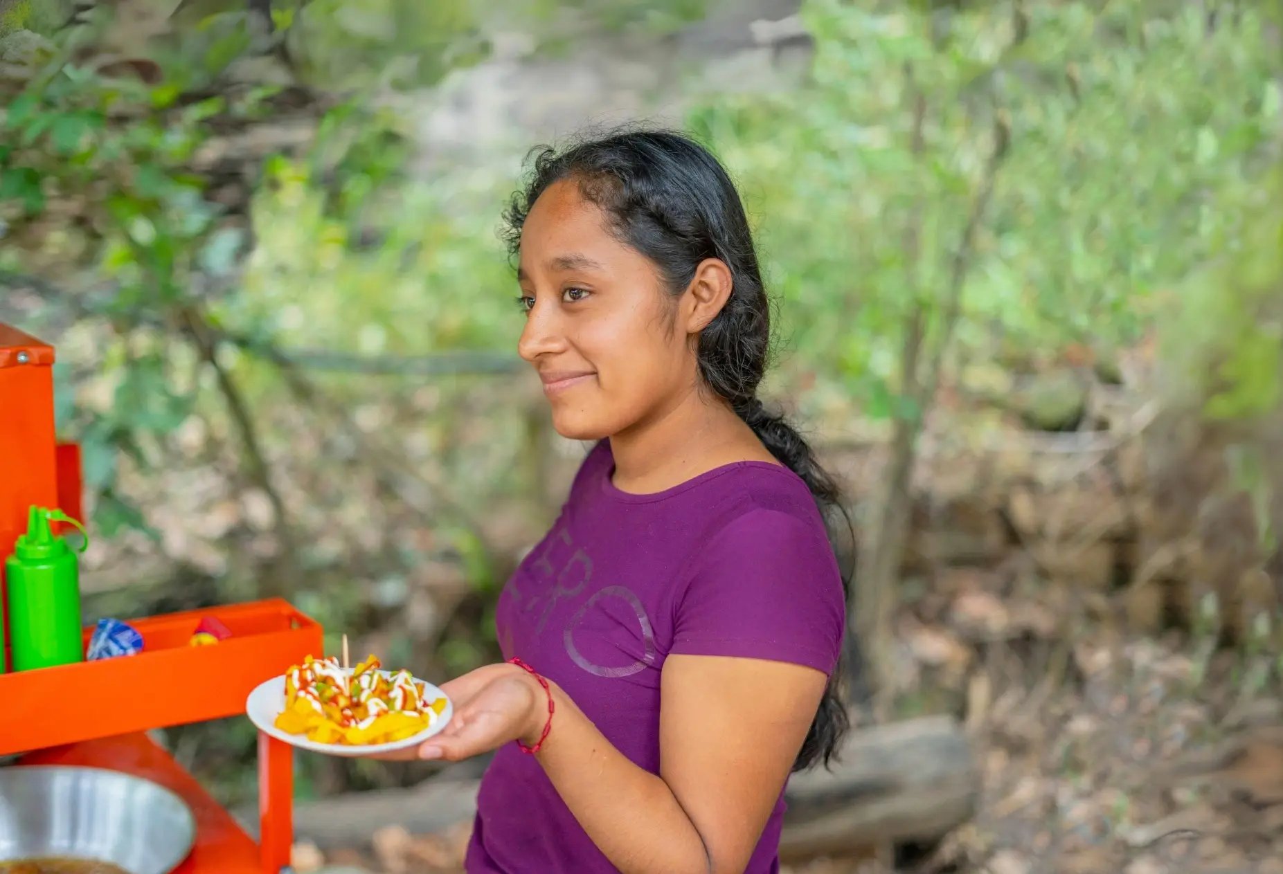 Na een korte opleiding, startte Yorlenny een eetkraam in haar dorp in Guatemala. Ze bereidt er tortilla’s, gefrituurde kip en aardappelgerechten. 