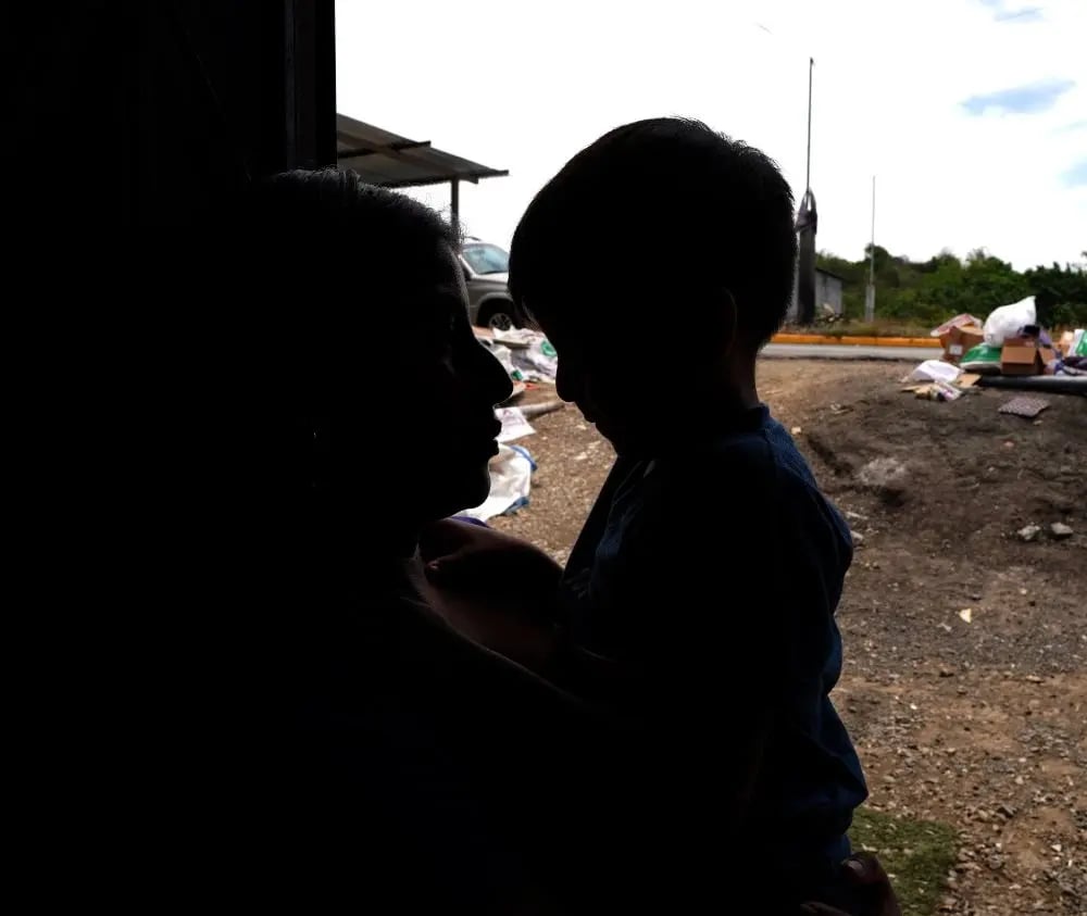 Kandy s’occupe seule d’un de ses enfants après s’être échappée d’une union violente