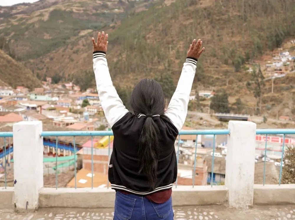 Flor est maintenant libérée de la relation avec son mari abusif.    