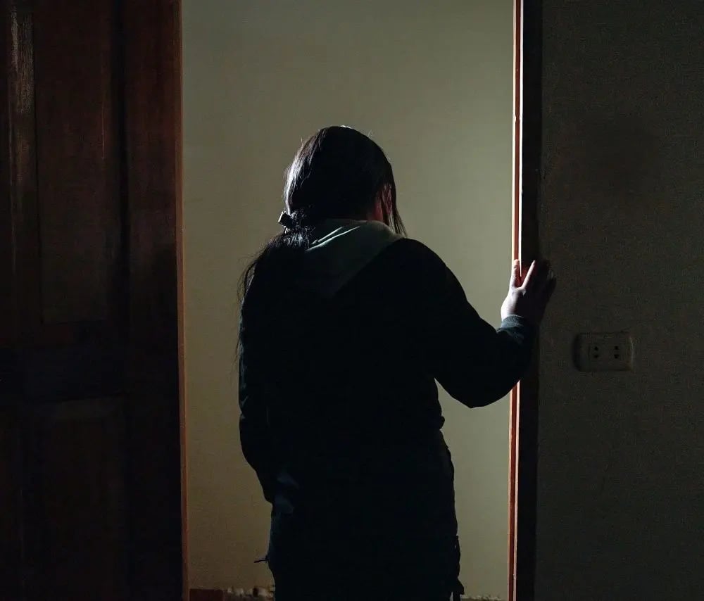 Flor a subi des violences et un contrôle oppressant de son mari.