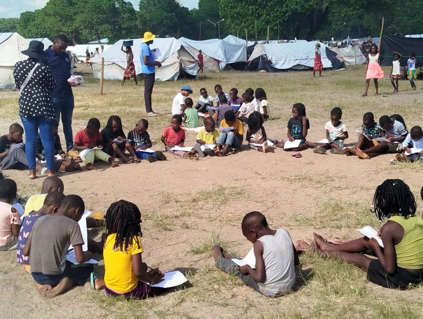  In een kindvriendelijke ruimte in Mozambique kunnen kinderen spelen, interactie hebben en een gevoel van normaliteit terugvinden.