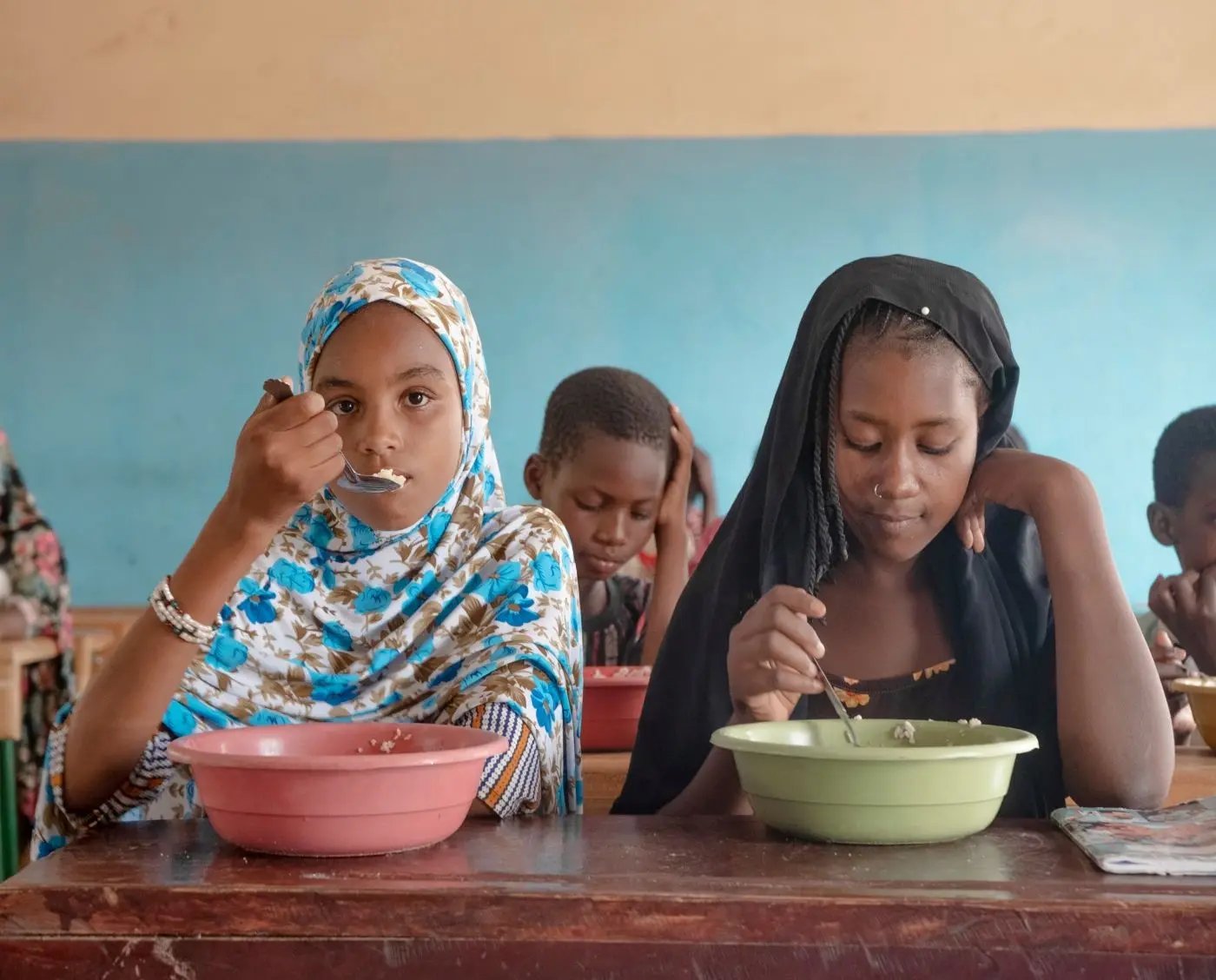 Aminata et ses camarades de classe ont pu continuer l’école grâce à un projet de cantine scolaire au Mali qui leur permet garder des forces pour rester concentrer.