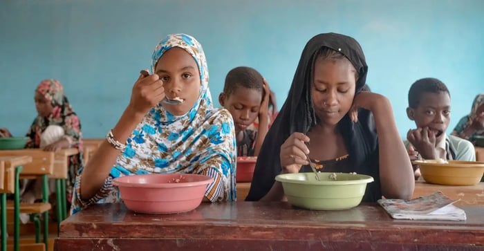 Aminata continue à aller à l'école grâce au projet de cantine scolaire au Mali. 