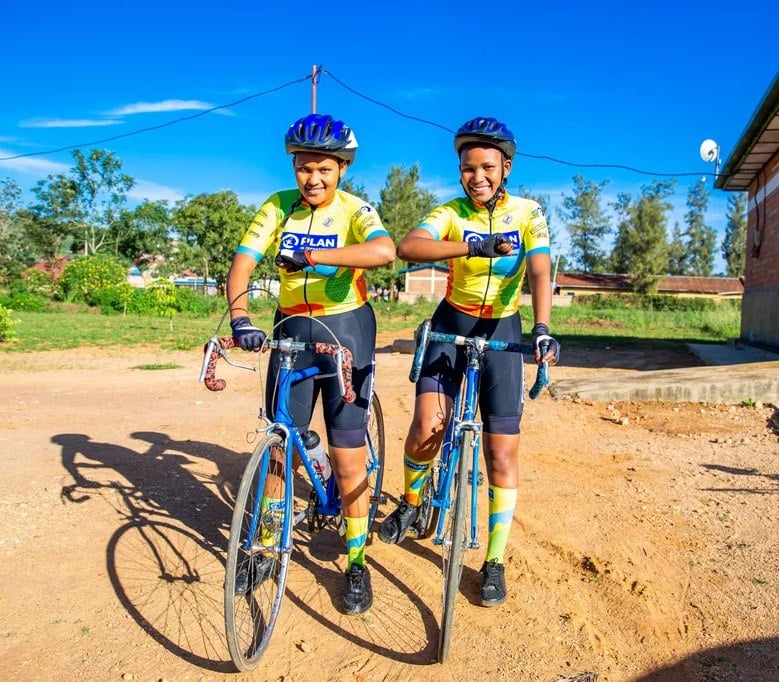 Zussen Joyce (links) en Olivia (rechts) scherpen hun fietsvaardigheden aan tijdens de oefensessies van de Bike For Future-wielerploeg. © LWD Rwanda