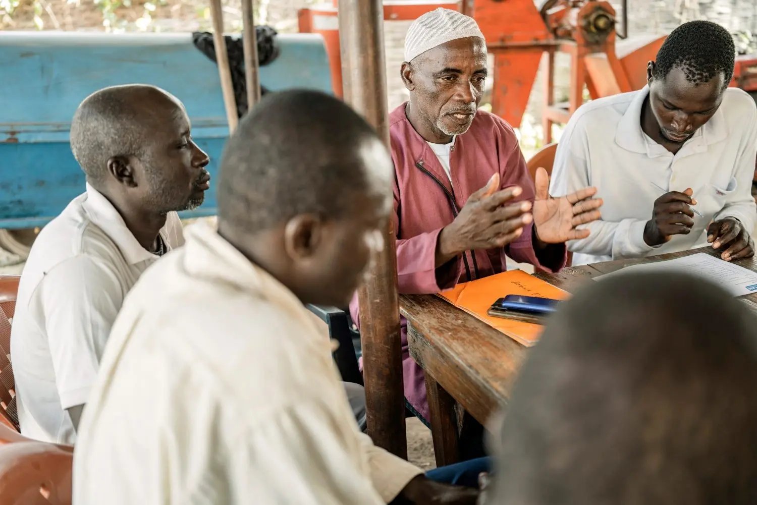 Bamba sensibilise les hommes du village contre les mutilations génitales féminines.