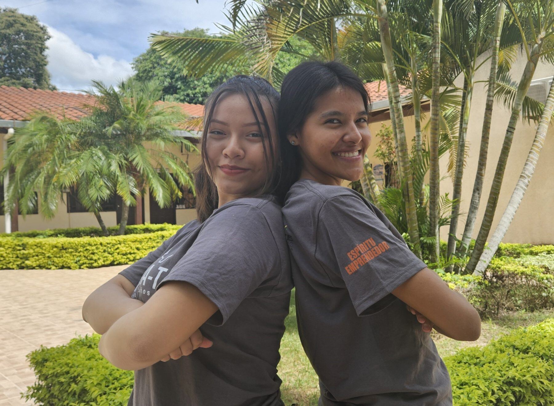 Twee jonge vrouwen die deelnemen aan ons project in Bolivia