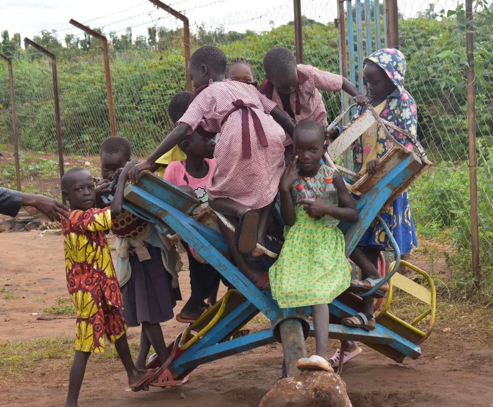 Kinderen spelen in kindvriendelijke ruimtes in het Bidibidi vluchtelingenkamp in Oeganda. @Plan International.