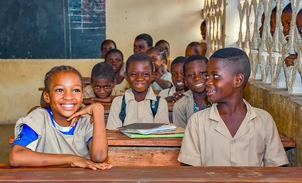 Des enfants suivent des cours dans une classe équipée par Plan International au Bénin