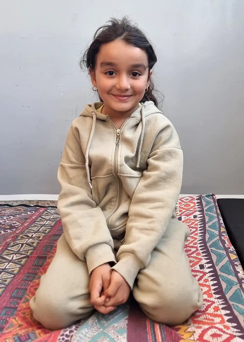 Eleen, 8 ans, au Liban, a dû mettre en pause sa scolarité car les écoles ont fermé à cause du conflit. Elle vit actuellement dans un centre de personnes déplacées et dort dans une salle de classe-1