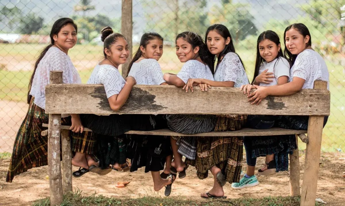 Jeunes filles sur un banc