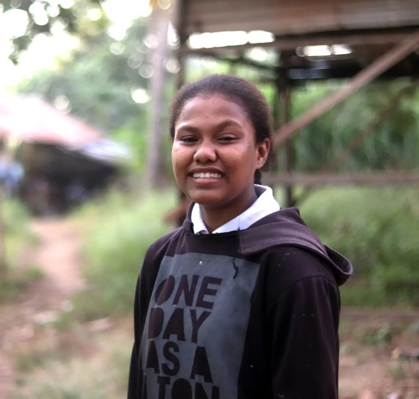 Eping (18) uit Indonesië neemt actie om de negatieve gevolgen van klimaatverandering in haar gemeenschap te bestrijden en het milieu te beschermen. 