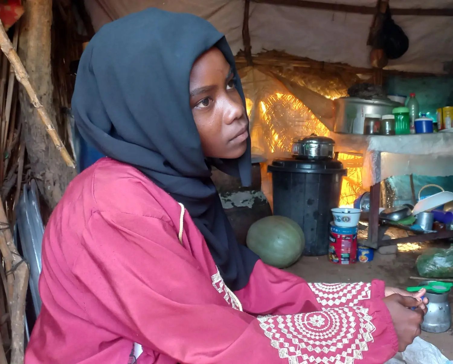 Fatima, 15 ans, est partie du Darfour avec sa famille et vit au Tchad