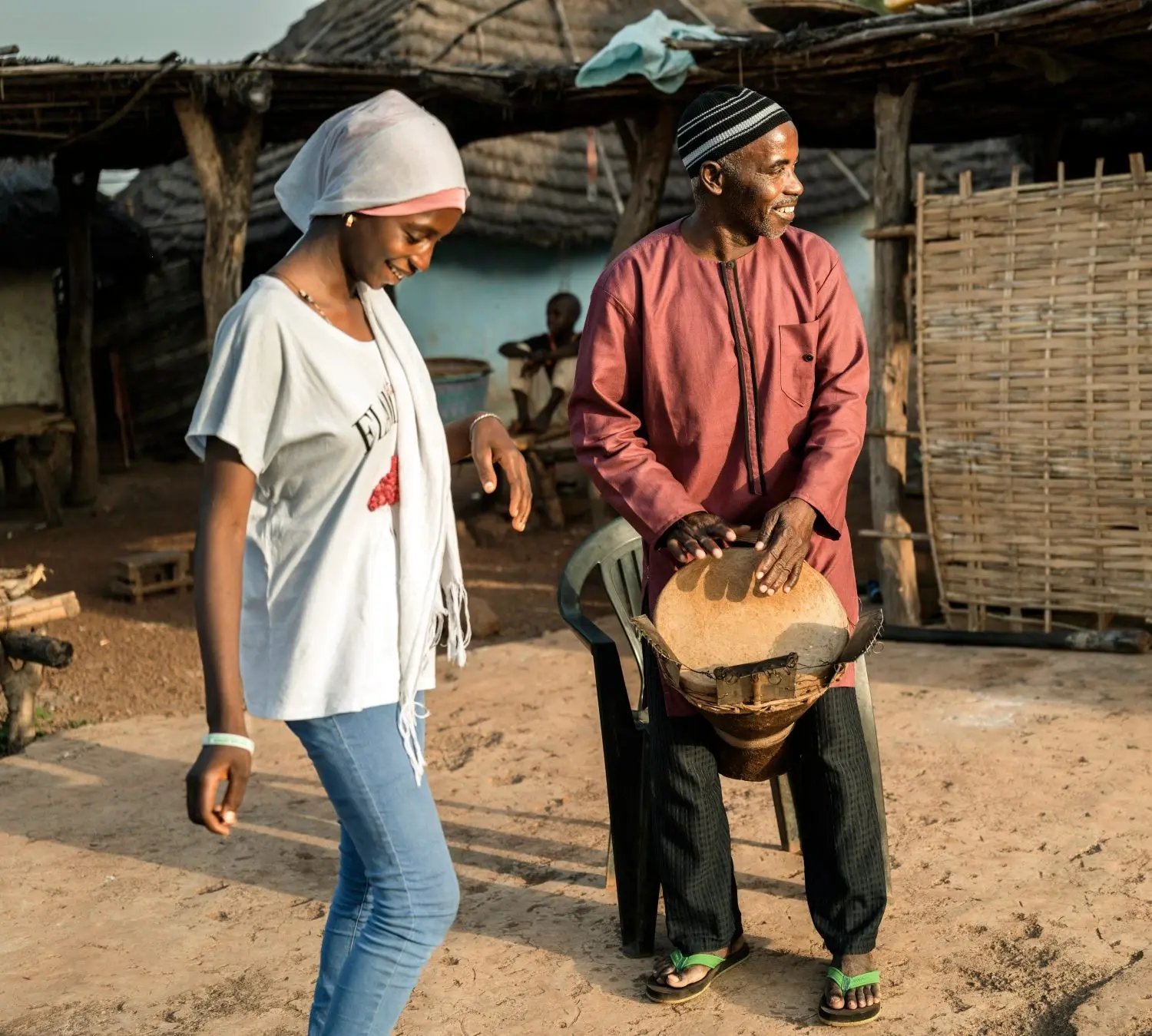 Fatou danse au rythme du djembé de son père qui s’implique dans la lutte contre les mutilations génitales féminines dans leur village.