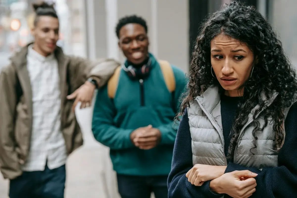 De nombreuses filles et femmes sont confrontées quotidiennement au harcèlement de rue. Copyright: Keira Burton.