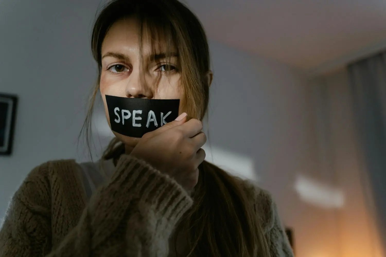 Slechts één op de tien gevallen van seksuele agressie wordt gemeld. Alleen al erover praten betekent dat we vooruitgang boeken. Copyright: Mart Production.  