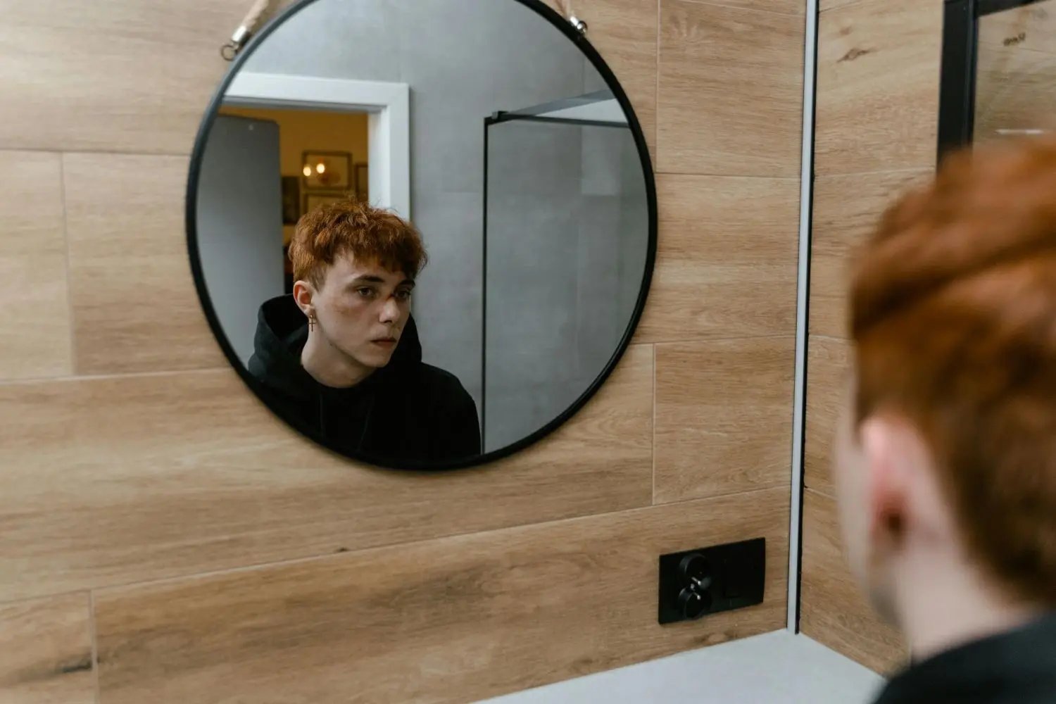 Geweld, versterkt door sociale media en door het gevoel van straffeloosheid, treft vooral mensen met een andere genderexpressie. Copyright: Mart Production.