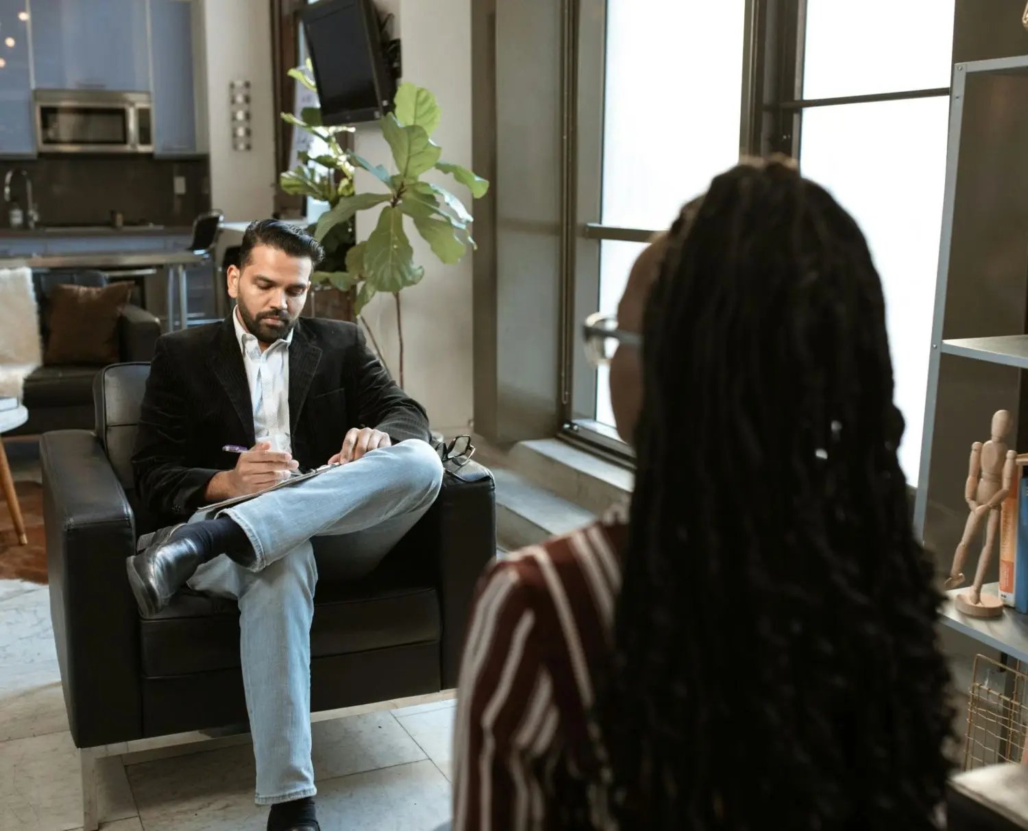 Salaire plus bas, exclusion ou refus d’embauche... le monde de l’emploi n’est pas toujours inclusif envers les femmes ou les personnes transgenres ou non-binaires.