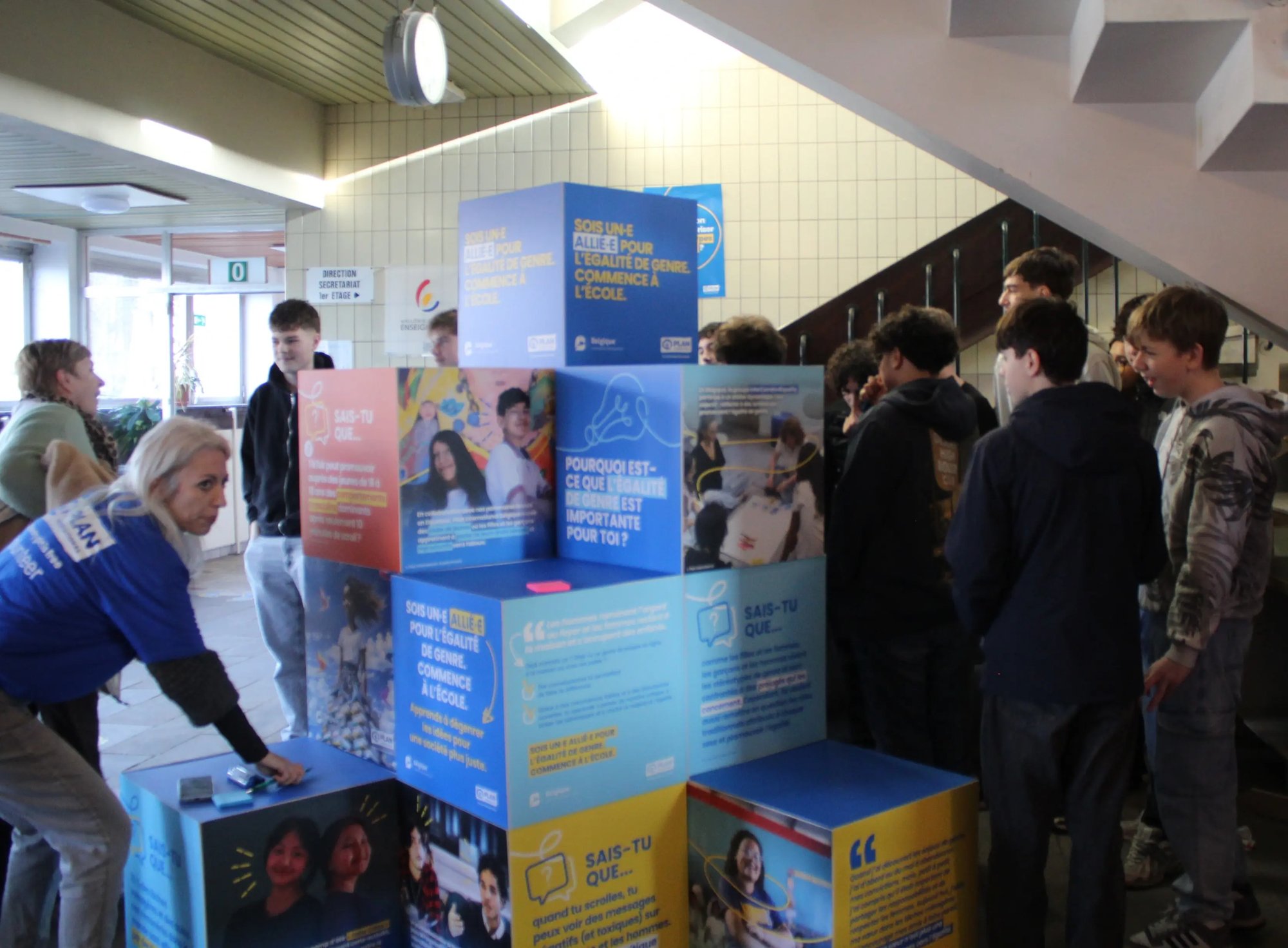 Les élèves belges de l’échange ont organisé dans leurs écoles de Brasschaat et Soumagne une exposition sur le thème de « L'éducation, levier de l'égalité de genre ». 