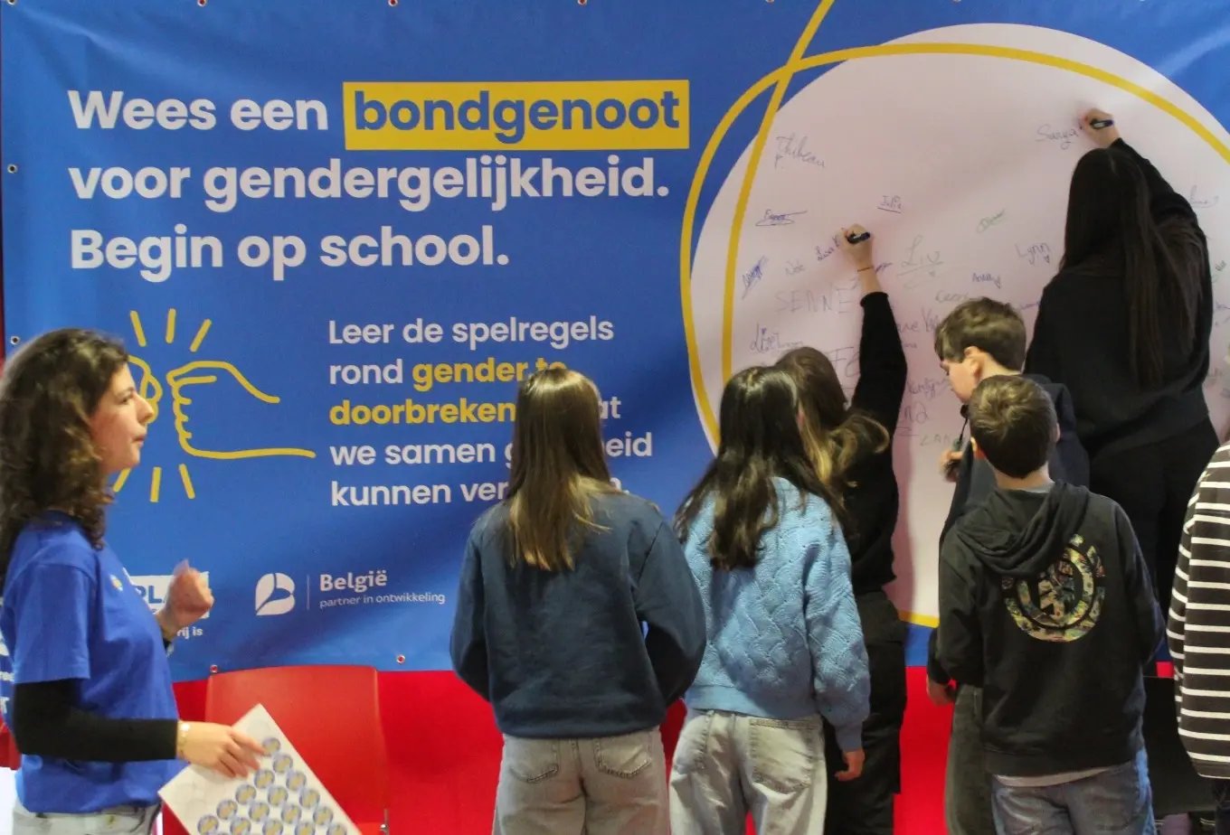 De Belgische uitwisselingsstudenten organiseerden op hun scholen in Brasschaat en Soumagne een expo over het thema “onderwijs als hefboom voor gendergelijkheid”.