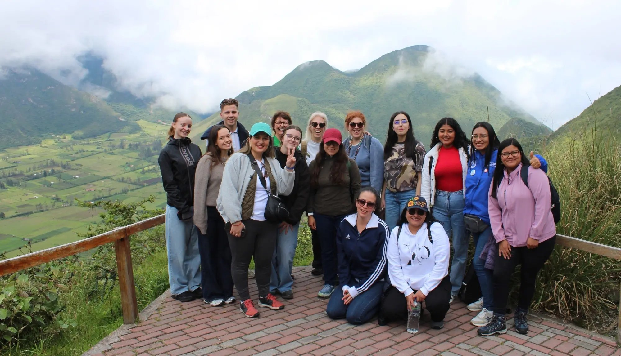 De groep Belgische en Ecuadoriaanse studenten en leerkrachten poseren samen bij Pululahua, een slapende vulkaan in Quito. 