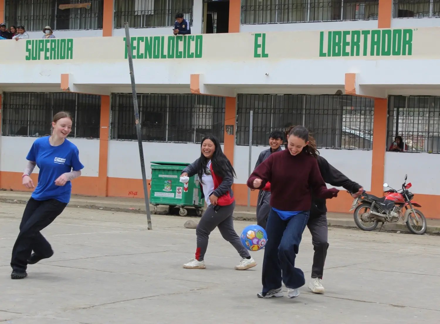 Een voetbalmatch tussen de Belgische en de Ecuadoriaanse jongeren tijdens de uitwisseling. 