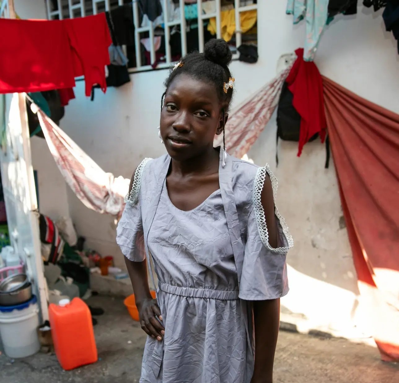 Isabelle, 15 ans, devant la chambre du camp où elle dort avec sa famille