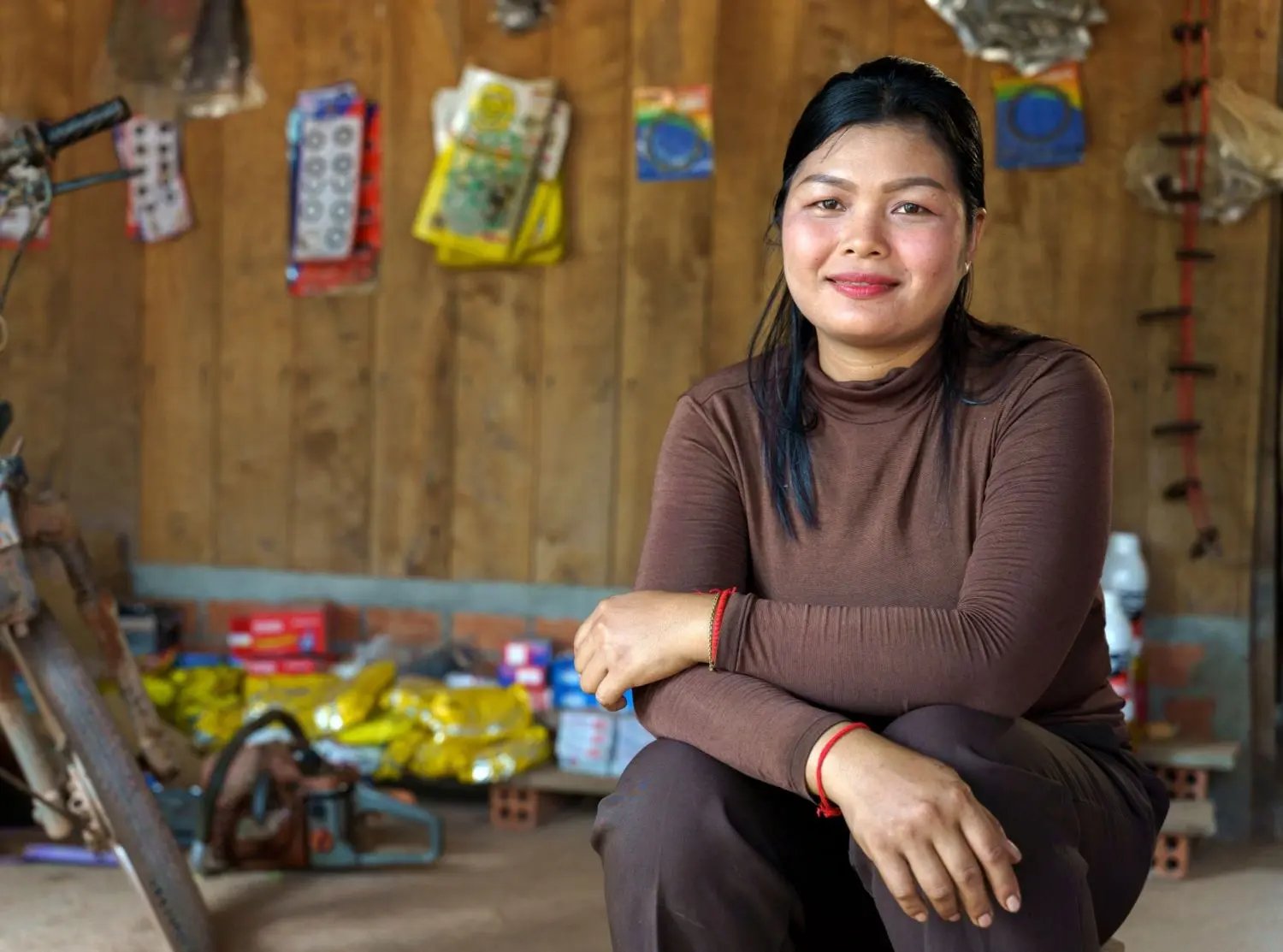 Kanada, 24 jaar, in haar eigen motorfietsreparatiezaak. 