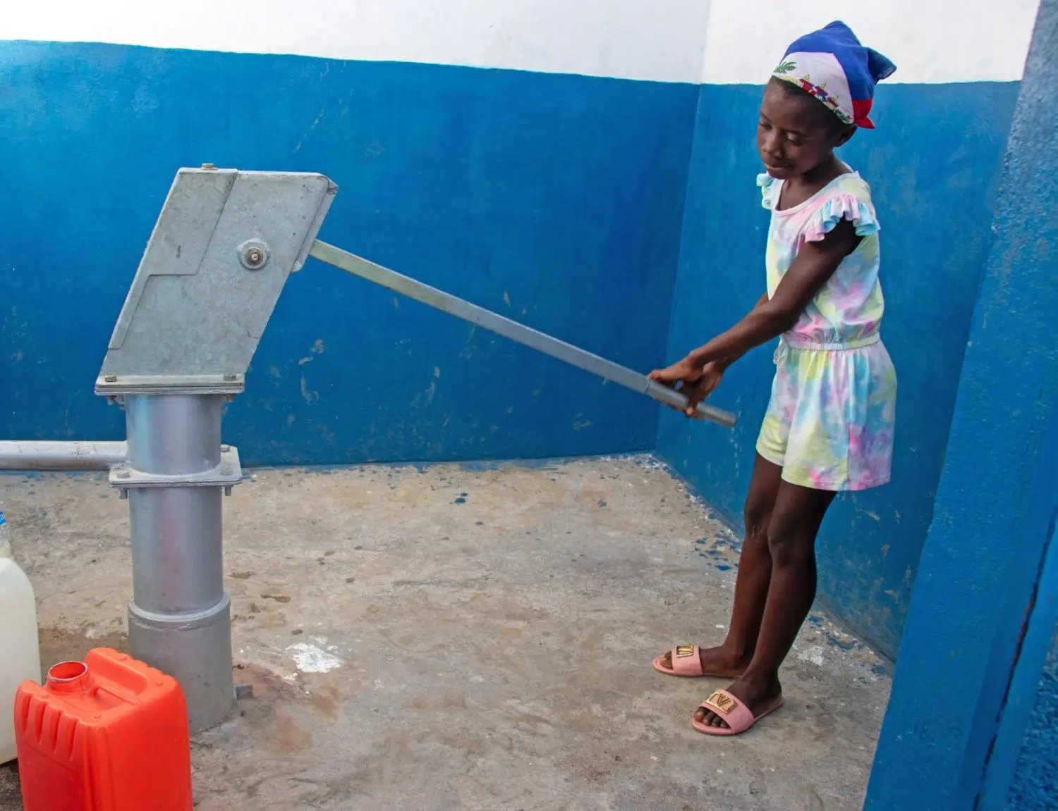 Kathiana (10) moest elke dag naar de rivier om water te halen. Daardoor verloor kostbare tijd die ze op school wou doorbrengen.