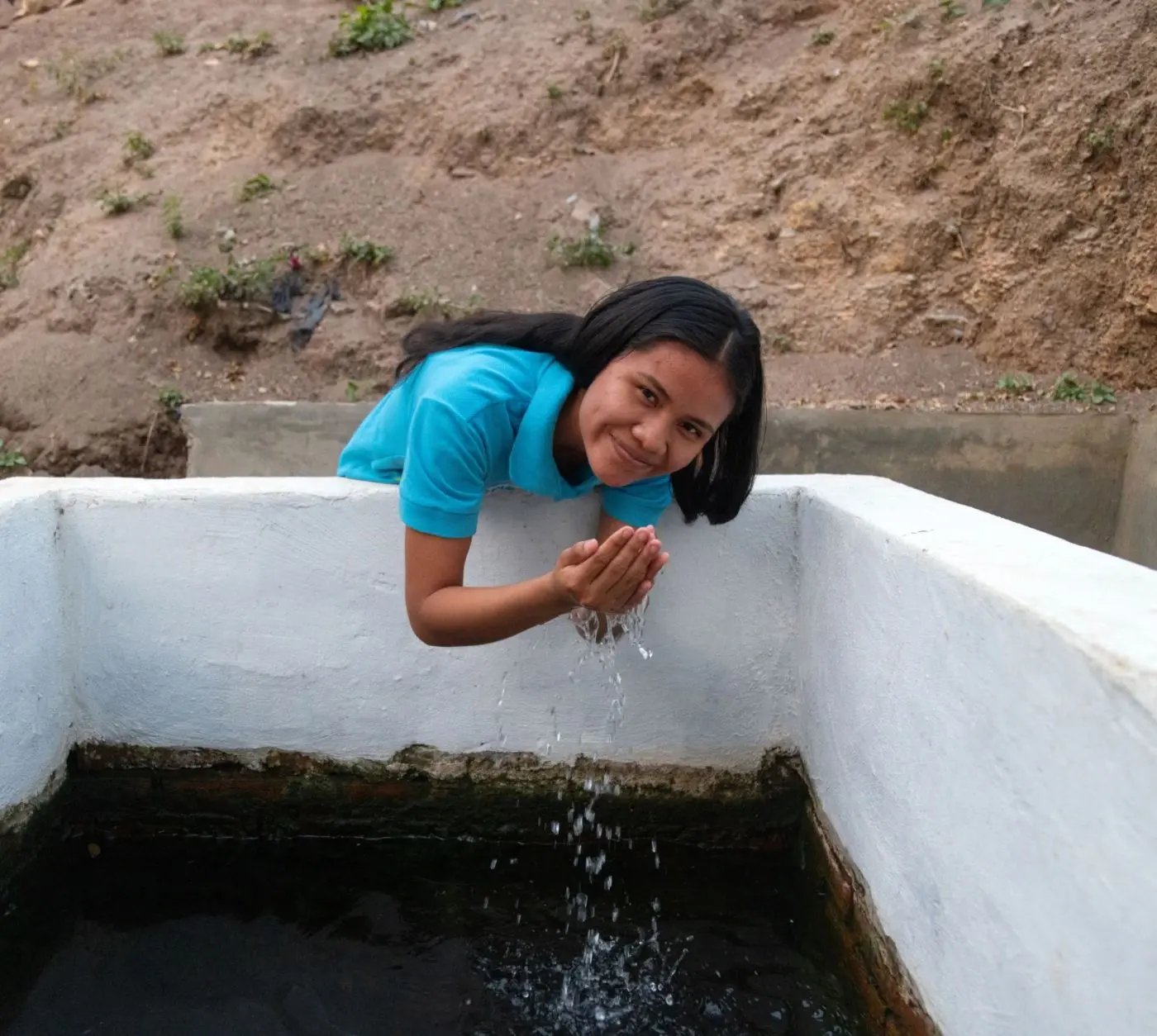 Lizeth strijdt voor het behoud van de paúros, natuurlijke zoetwaterbronnen, in haar dorp in Bolivia. 