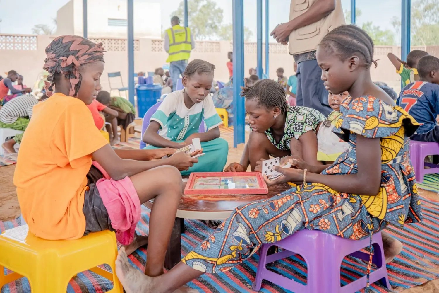 Jonge meisjes spelen kaart in Mali