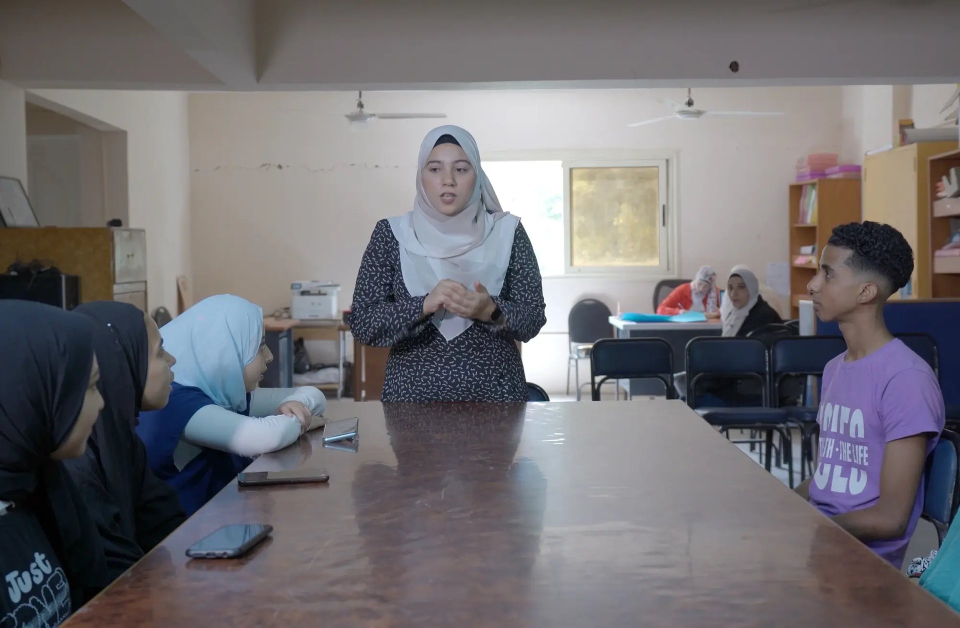 Maysa explique à des jeunes leurs droits fondamentaux lors d’un atelier. 