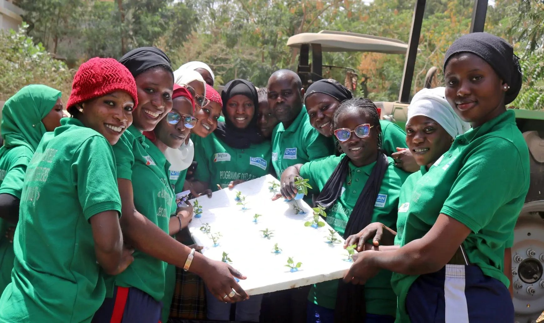 Les filles suivent des cours de formation professionnelle, par exemple en traitement des céréales, pisciculture, horticulture, fabrication de fours solaires ou photographie. Dans cette formation-ci, les filles apprennent l'horticulture. @Plan International