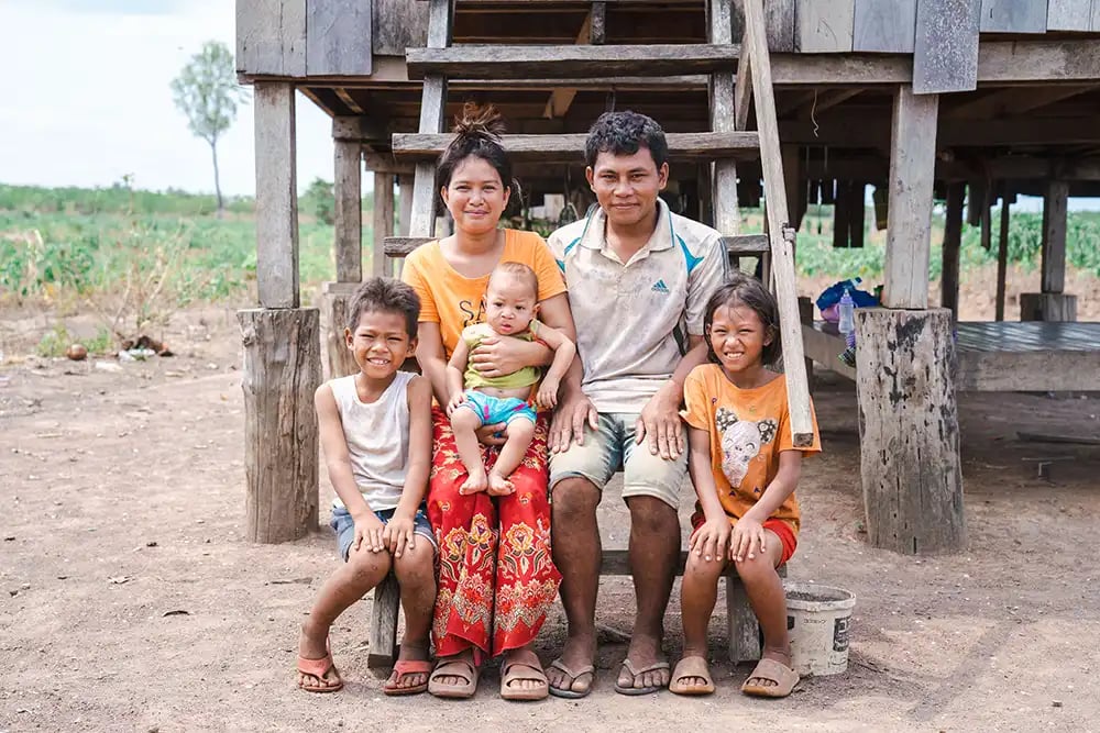 Muta et sa famille au Cambodge