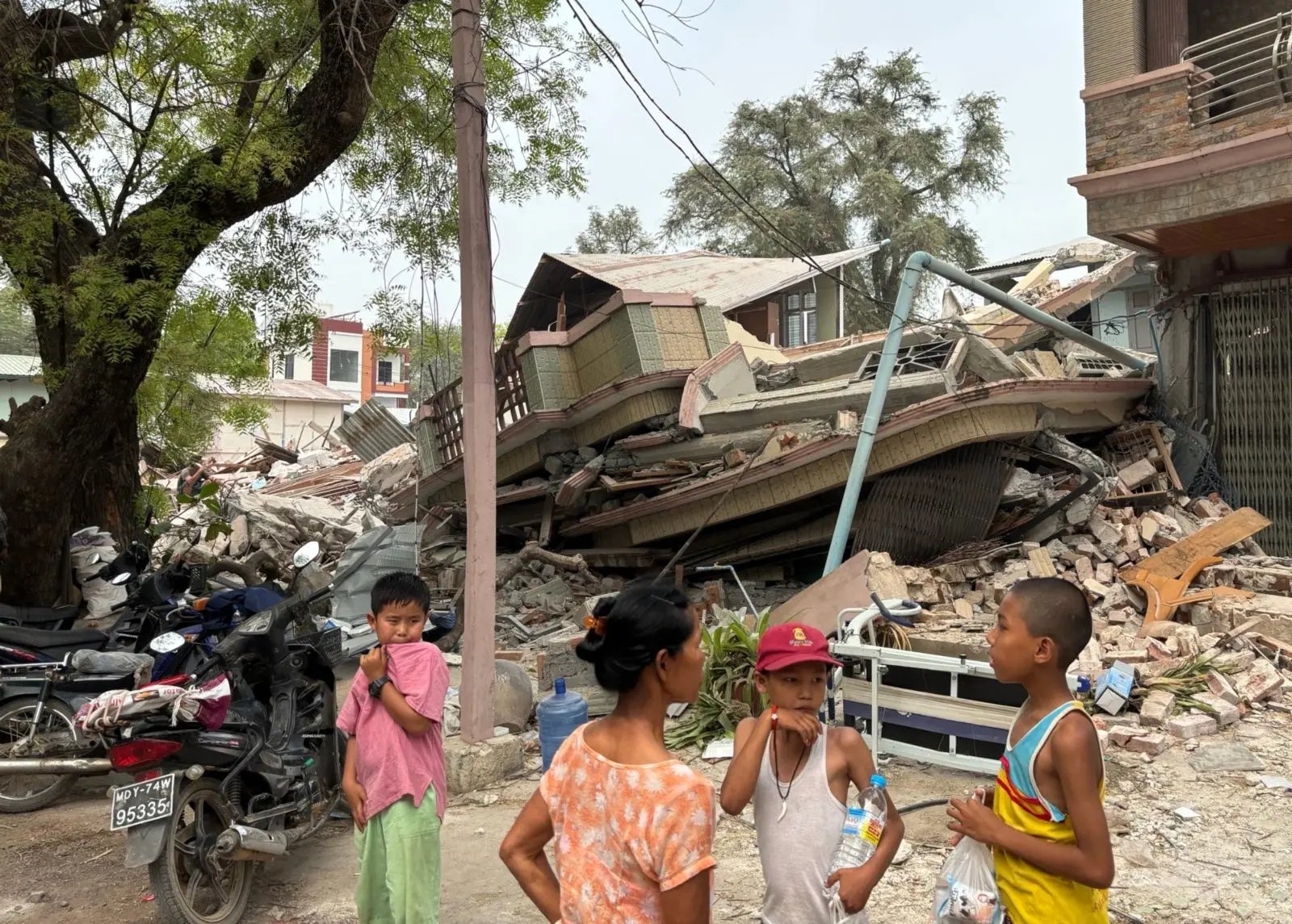 jonge kinderen tussen het puin in Myanmar