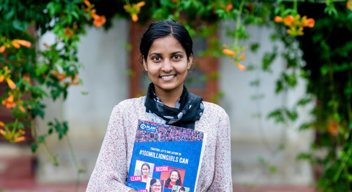 Au Népal, Rahimat sensibilise sa communauté grâce à des brochures. 