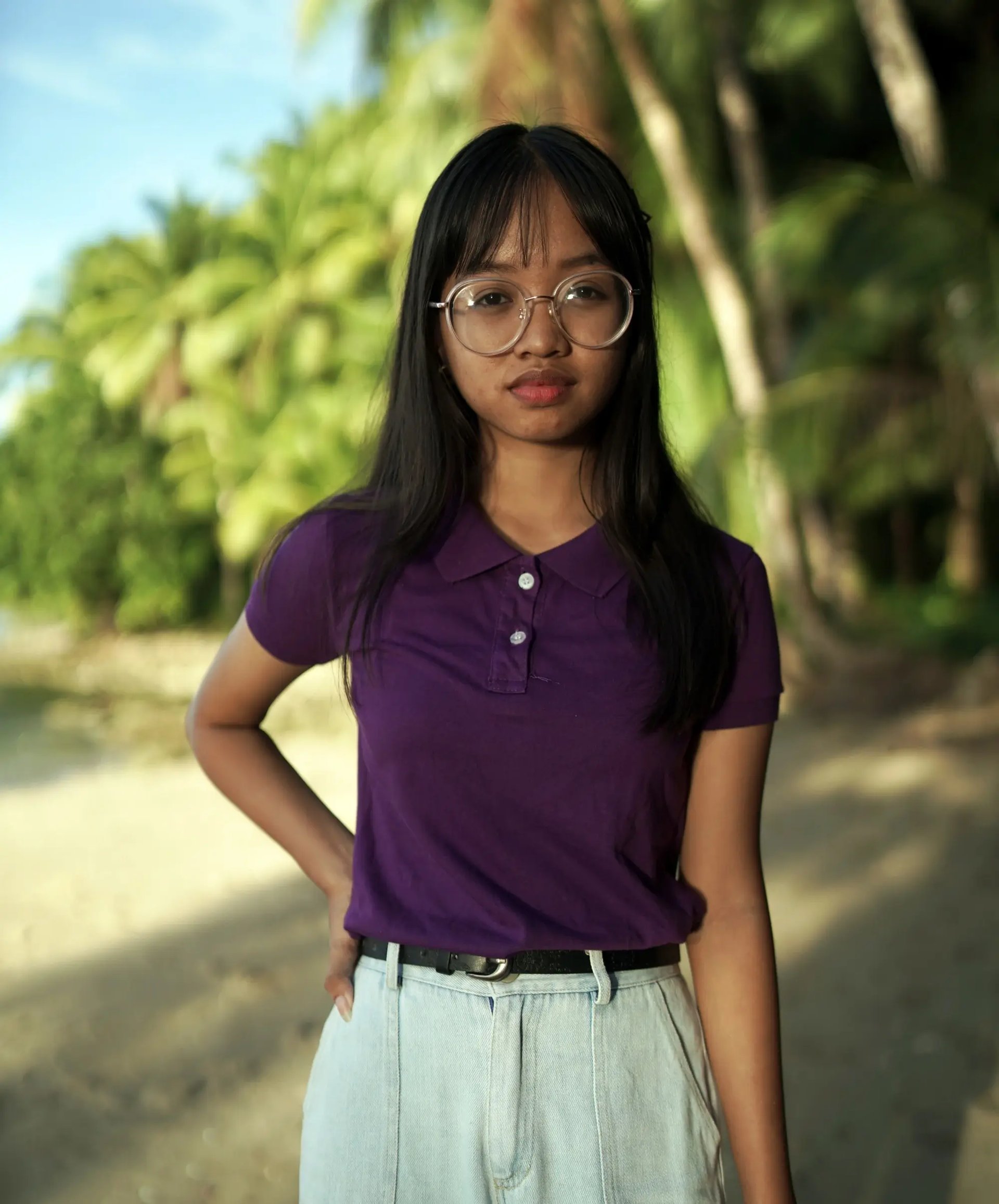 Nezel Kate pose devant une plage aux Philippines.