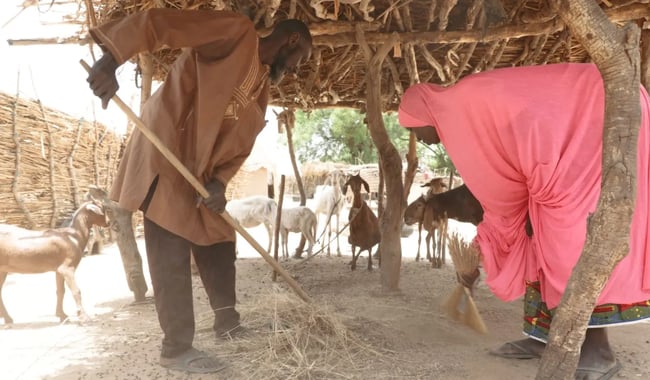 Seyni participe aux tâches ménagères avec sa femme Ramatou